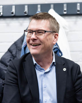 s domarchef Tomas Thorsbrink pratar med domarna i
