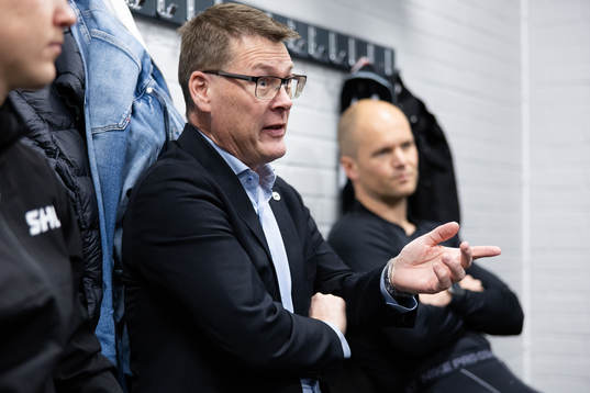 s domarchef Tomas Thorsbrink pratar med domarna i