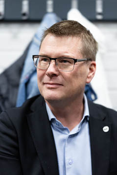 s domarchef Tomas Thorsbrink pratar med domarna i