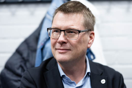 s domarchef Tomas Thorsbrink pratar med domarna i