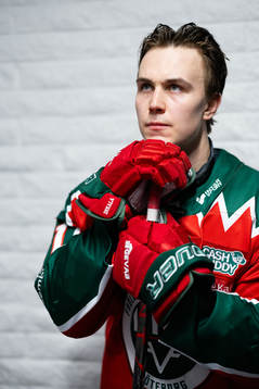 Frölundas Jere Innala innan ishockeymatchen i SHL mellan