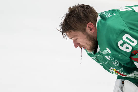 Rögles målvakt Petr Kvaca blöder