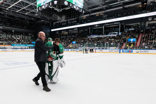 Rögles målvakt Petr Kvaca lämanr