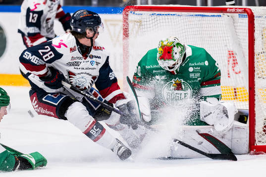 Linköpings John Nyberg och Rögles målvakt Petr Kvaca