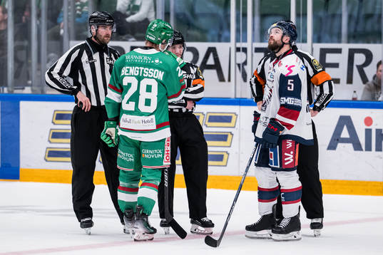 Rögles Anton Bengtsson och Linköpings Oscar Fantenberg i