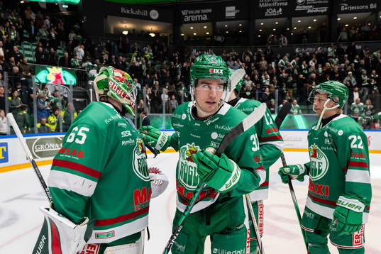 Rögles målvakt Christoffer Rifalk jublar med lagkamrater