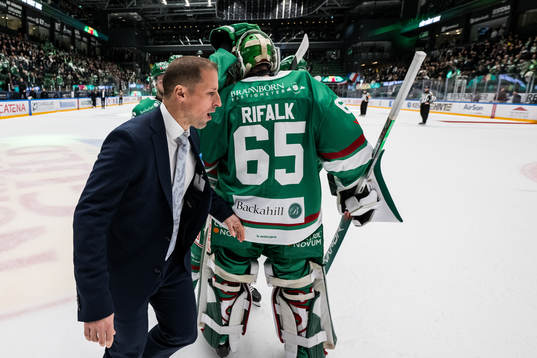 Rögles tränare Cam Abbott jublar