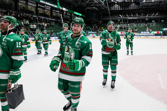 Rögles Valtteri Viljanen  och Linus Sandin jublar