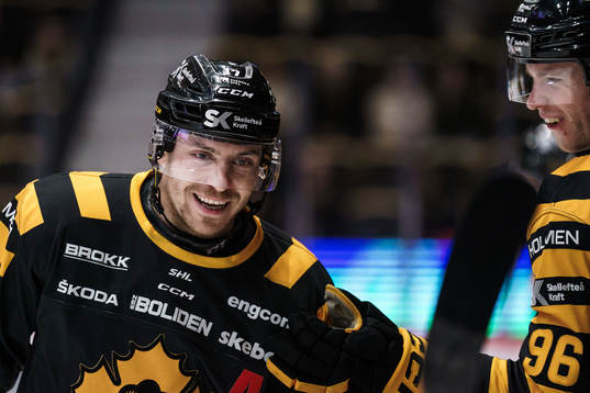 Skövde AIKs Lukas Rhöse jublar