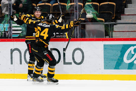 Skellefteås Jonathan Pudas och Pär Lindholm jublar