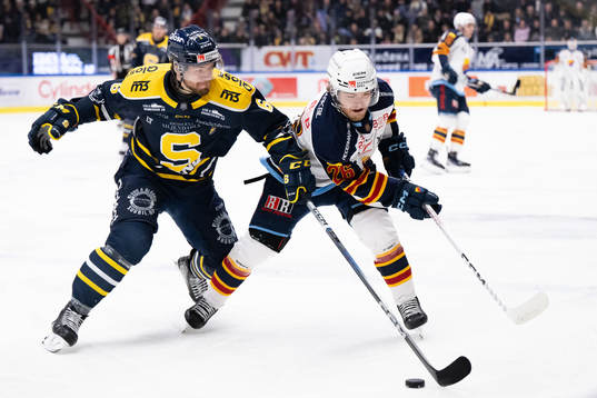 Södertäljes Olli Vainio och Djurgårdens Emil Berglund