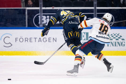 Södertäljes Ludvig Hedström tacklar Djurgårdens Zachary