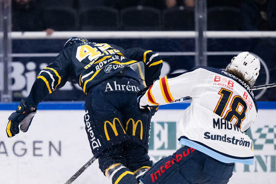 Södertäljes Ludvig Hedström tacklar Djurgårdens Zachary