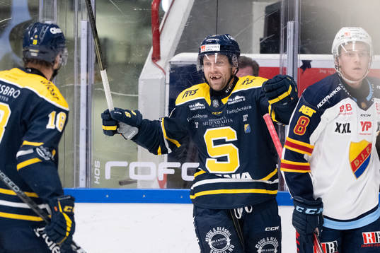 Södertäljes Albin Carlson jublar