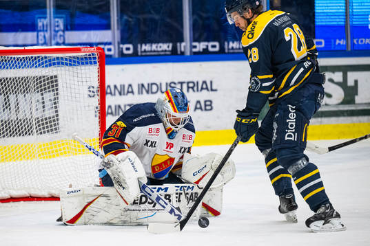 Djurgårdens målvakt Viktor Andrén och Södertäljes Emil