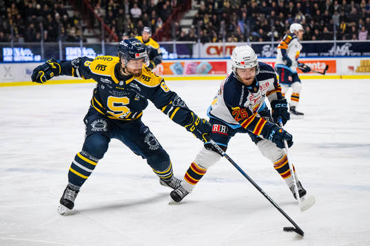 Djurgårdens Emil Berglund och Södertäljes Olli Vainio