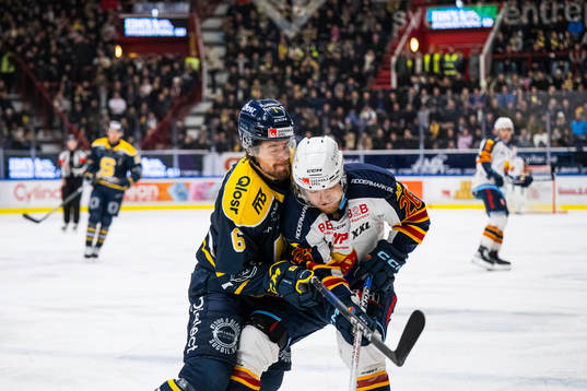 Djurgårdens Emil Berglund och Södertäljes Olli Vainio