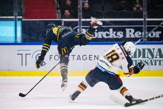 Södertäljes Ludvig Hedström tacklar Djurgårdens Zachary