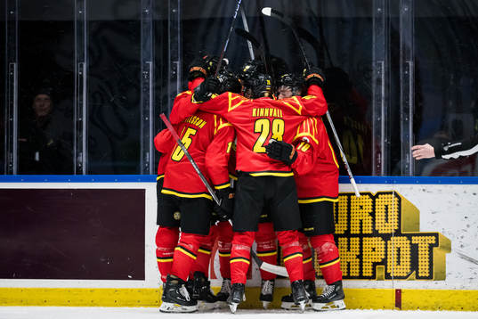 Brynäs spelare jublar med Jack Kopacka