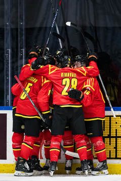 Brynäs spelare jublar med Jack Kopacka