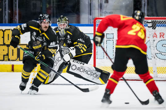 AIKs Mathew Maione och Antoine Bibeau försvarar mot