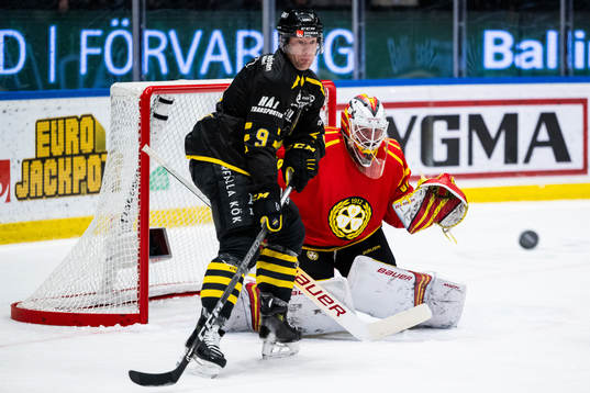 AIKs Richard Gynge och Brynäs målvakt Anders Lindbäck