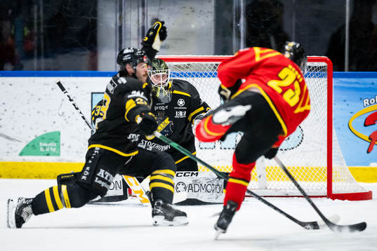 AIKs Mathew Maione och målvakt Antoine Bibeau mot Brynäs