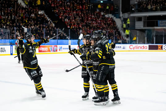 AIKs Mathew Maione jublar med lagkamrater