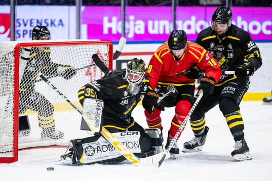 AIKs målvakt Antoine Bibeau och Branden Troock mot Brynäs