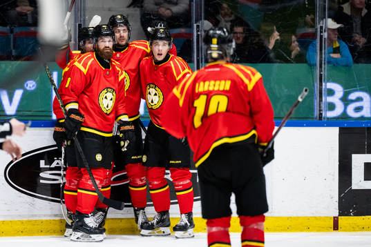 Brynäs Miks Indrasis jublar med lagkamrater