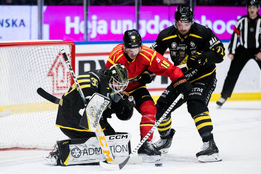 AIKs Antoine Bibeau och Branden Troock försvarar mot