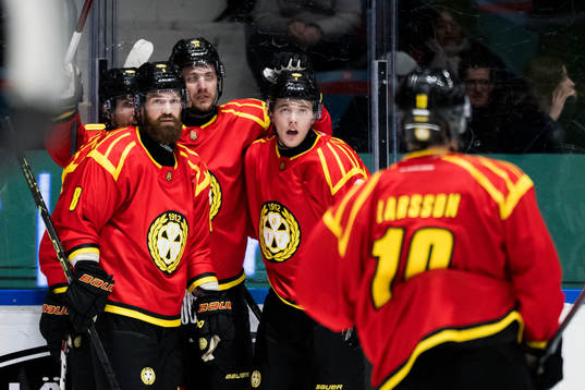 Brynäs Miks Indrasis, Jordie Benn och Theo Lindstein jublar
