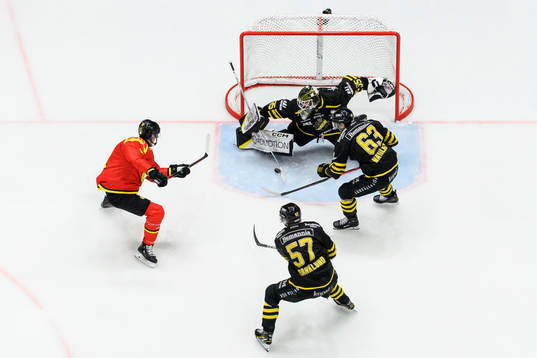 Brynäs Jack Kopacka gör 1-1 på AIKs målvakt Antoine