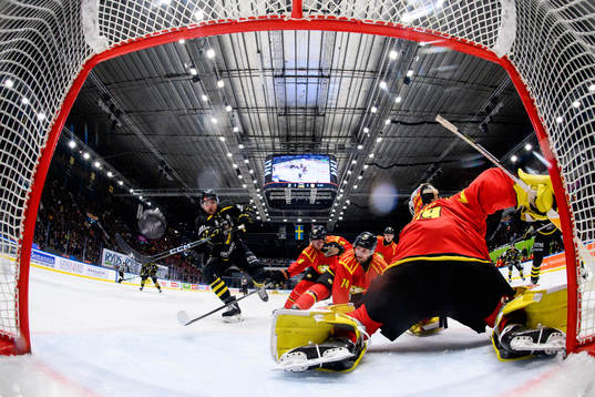 AIKs Branden Troock gör 2-1 på Brynäs målvakt Anders