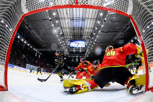 AIKs Branden Troock gör 2-1 på Brynäs målvakt Anders