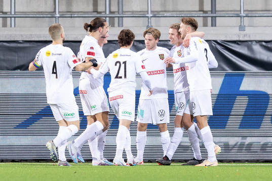 Brommapojkarnas spelare jublar med Ludvig Fritzson