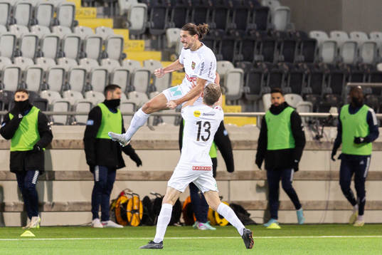 Brommapojkarna Nikola Vasic jublar