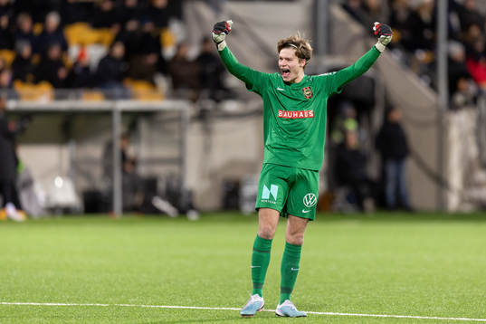 Brommapojkarnas målvakt Filip Sidklev  jublar