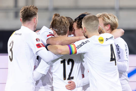 Brommapojkarnas Alex Timossi Andersson jublar med