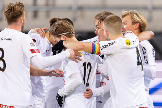 Brommapojkarnas Alex Timossi Andersson jublar med