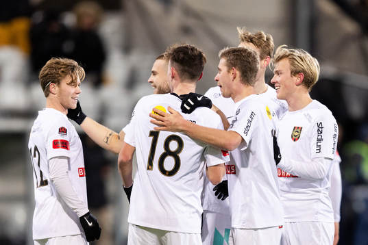 Brommapojkarnas Alexander Johansson jublar