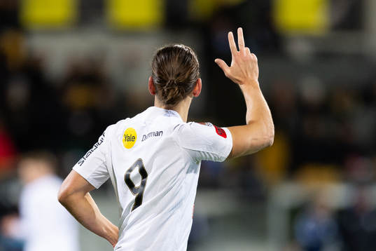 Brommapojkarnas Nikola Vasic jublar