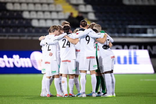 Brommapojkarnas spelare samlade innan fotbollsmatchen i