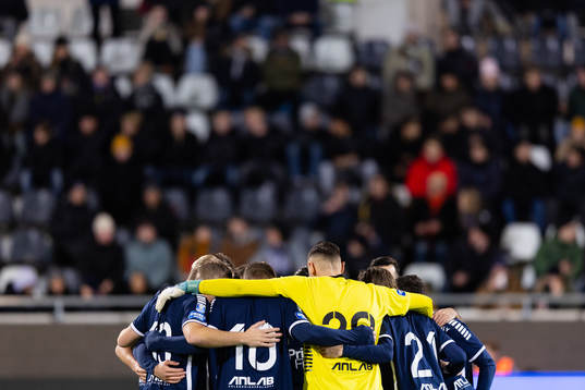 Utsiktens spelare samlade innan fotbollsmatchen i kvalet