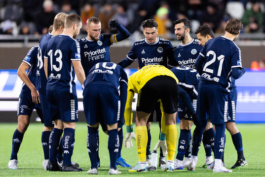 Utsiktens spelare samlade innan fotbollsmatchen i kvalet
