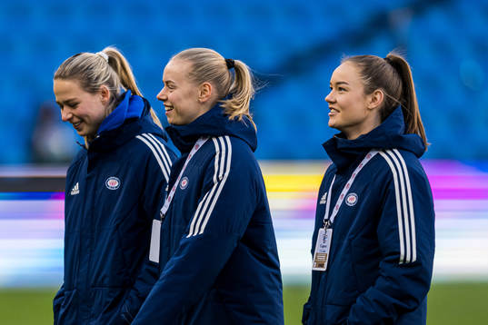 Thea Bjelde and Janni Thomsen of Vålerenga arrives