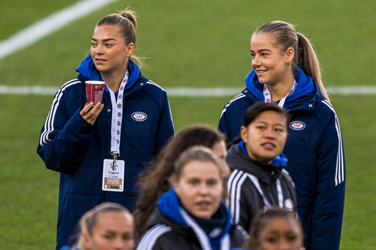 Malin Skulstad Sunde and Selma Pettersen of Vålerenga