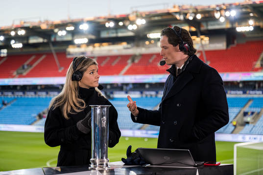 Andrine Hegerberg of Brann and Emil Gukild of NRK