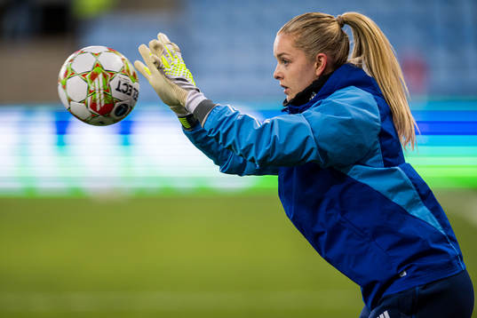 Guro Pettersen of Vålerenga warms up
