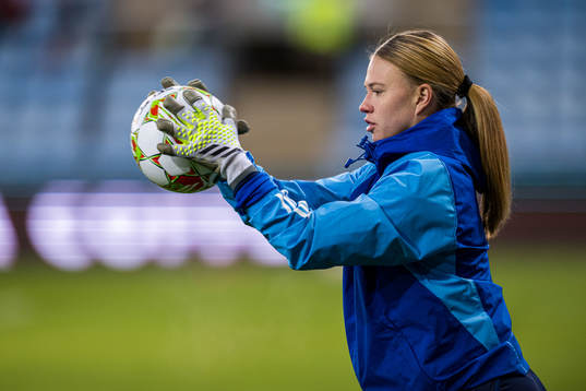 Jalen Tompkins of Vålerenga warms up